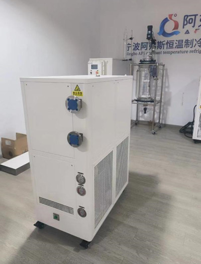 上海某化工企業購買的CT4防爆制冷控溫系統已出廠